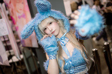 【コスプレ】香港のアイドルがモフモフなへそ出しバニーガールに！金髪美女のウインクにやられてしまう【写真8枚】