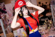 【コスプレ】香港美女の「マリオ」がスタイル良すぎ！シースルーのチラ見せ衣装にドキドキが止まらない【写真7枚】