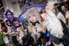【コスプレ】クールな表情が美しすぎる！『崩壊：スターレイル』マダムヘルタの美貌に足を止めてうっとりする人が続出【写真8枚】