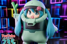 右手にネギを持った姿がキュート！「ガンダム」×「初音ミク」コラボの“ザクの着ぐるみ”フィギュアが9月4日より順次プライズ展開