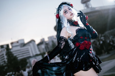 【コスプレ】編みタイツとハイヒールで美脚が際立ちまくり！『第五人格』心理学者の漆黒のドレスが幻想的な佇まい【写真8枚】