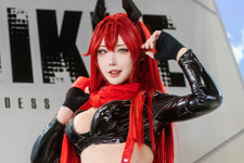 【コスプレ】幻の6人目！？『NIKKE』公式ブースに出現した韓国美女のレッドフードがナイスバディすぎた【写真9枚】