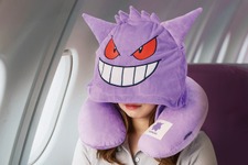 『ポケモン』ゲンガーになりきりながら快適に過ごせる！フード付ネックピローほか、ピカチュウのスーツケースベルトなどトラベルグッズが発売