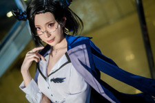 【コスプレ】眼鏡×ミニスカ×網タイツの完璧なコンボ！大人の魅力全開な「HololiveEN」ネリッサ・レイヴンクロフトの美女レイヤー【写真7枚】