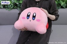 カービィと一緒におうちでゴロゴロ…大きな毛布と約40cmのぬいぐるみがプライズに登場