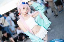 【コスプレ】ほっそりくびれとスラっとした美脚で夏衣装が輝く!フィギュアのような体型で魅せる『ブルアカ』ホシノの美女レイヤー【写真7枚】