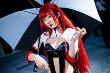 【コスプレ】細いくびれが美しすぎる！レースクイーン姿の『NIKKE』ラピ：レッドフード、絶景S字カーブにドリフトは決まるのか【写真6枚】