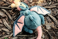 『モンハンワイルズ』ゲリョスがぬいぐるみポーチに！“死んだふり”をコミカルに再現
