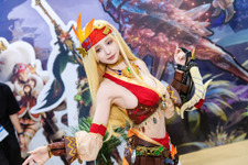 【コスプレ】『モンハン』踊り子風の軽装備な衣装が似合う！くびれの美しさが際立つ女性ハンターが優雅なポージングで魅せる【写真7枚】