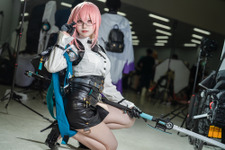 【コスプレ】タイトスカートから美脚をのぞかせ、颯爽と薙刀を構える姿に見惚れてしまう！『ゼンゼロ』月城柳の美女レイヤー【写真8枚】