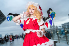【コスプレ】無邪気な笑顔が可愛い！フリルのミニスカで愛嬌のあるポージングを披露した東方Project「フラン」の美女レイヤー【写真8枚】