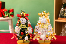 頂点には“星”も！「ちいかわ」クリスマスツリーがプライズ展開、ハチワレたちも可愛らしい衣装でオーナメントに