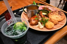 「USJでモリバーたちが宴を開きたがっています！」とろ～りクファナチーズも再現された焚き火料理が味わえるコラボイベント「モンハンワイルズ モリバーの宴」をレポート！ 画像