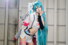 【コスプレ】レーシングミクを完全三次元化した美女レイヤーのスタイルがやばい！スレンダーなくびれと美脚に見惚れてしまう【写真9枚】