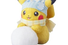 雪遊びをするピカチュウが可愛すぎ！ゆきだるまイメージの『ポケモン』ぬいぐるみが11月29日より発売