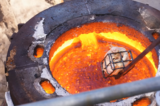 溶岩でチキンを焼くとどうなる？『マイクラ』溶岩チキンを本当にやってみた、海外仰天映像