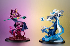 伝説のデュエルをその手に！『遊戯王』より「ブラック・マジシャン」「サイレント・マジシャン」がそれぞれ杖を構え凛々しい姿を立体化