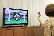 iPhoneからテレビに向かって矢を投げる、リアルタイムで連動『ダーツにしやがれ！』が凄い 画像