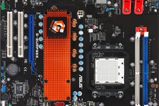 ASUS、盗難防止機能装備のマザーボード発売 画像