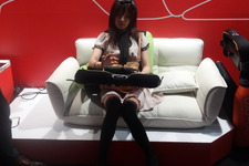【東京ゲームショウ2013】次世代ハードより欲しいと思う方も…!?真のゴロ寝プレイはここにある ─ タブレットクッション「goron」体験出展 画像