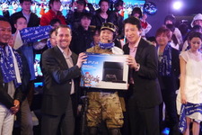 PS4が日本でも発売スタート ― 秋葉原には70名以上が集結、国内購入者第1号はネコミさん ― SCE社長が本体を手渡し、日本版PS4を開封し海外版と比較、など…昨日のまとめ(2/22) 画像