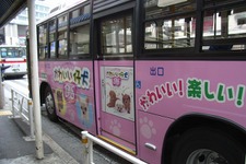 『かわいい仔犬DS』のかわいいラッピングバスが運行中 画像