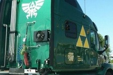 トライフォースがプリントされたトラックが目撃される ― スニークピーク？それともファンの所有物？ 画像