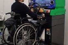 バンダイナムコゲームス、車いすに座ったまま遊べるレーシングゲーム機の開発を開始 画像