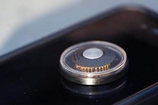 重さ僅か1.8g！ スマホに貼り付けて使うジョイスティック、クラウドファンディングを開始 画像