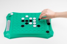 スタイリッシュなオセロ「THE Othello」登場…今度の盤面は、立体でも回転でも磁石でもない 画像