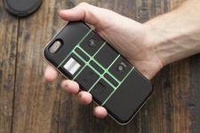 パズルのように機能を追加できるスマホカバーがKickstartに 画像