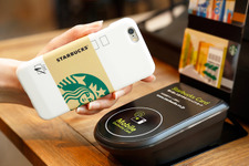 スターバックス、iPhone 6ケース型プリペイドカード登場…FeliCaチップ搭載 画像
