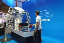 【CEATEC 2015】返球の誤差10cm以内！ オムロンの卓球ロボットが賢くパワーアップ 画像