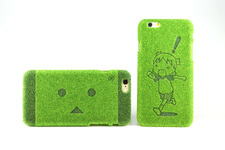 「よつばと！」が“芝生”なiPhoneケースに！ よつば＆ダンボー柄を発売開始 画像