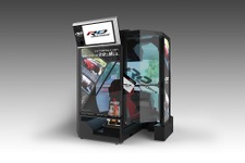 バンナムのスポーツ走行体感マシン「リアルドライブ」お台場に登場 ― 6速シフト＆3ペダルと180度ドームスクリーンを搭載 画像