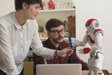 「おしりを触ってみて」…ロボットと分かっていても戸惑うのはなぜ？ 画像