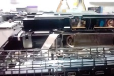 PS4本体内に本物の「ヘビ」発見？ 海外修理屋が報告（観覧注意） 画像