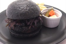「ジブリの大博覧会」まっくろバーガーや目玉焼きトースト、作品をイメージしたメニューが登場 画像