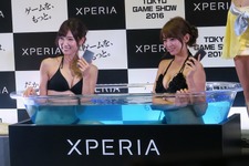 【TGS2016】お風呂じゃないです、プールです。Xperiaの美女が防水をアピール 画像