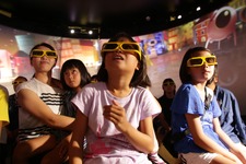 ゲームセンターに4Dシアター、円筒形の360度スクリーンで全17作品を上映 画像