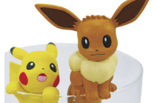 「ポケモン」ピカチュウ＆イーブイがコップのフチに！お昼寝姿に癒やされる♪ 画像