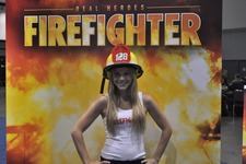 【E3 2009】E3会場で見つけた美女と野獣(?) 画像