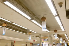 祝・梅雨明け！JR恵比寿駅に巨大“ボクくん”風鈴が登場！ 画像