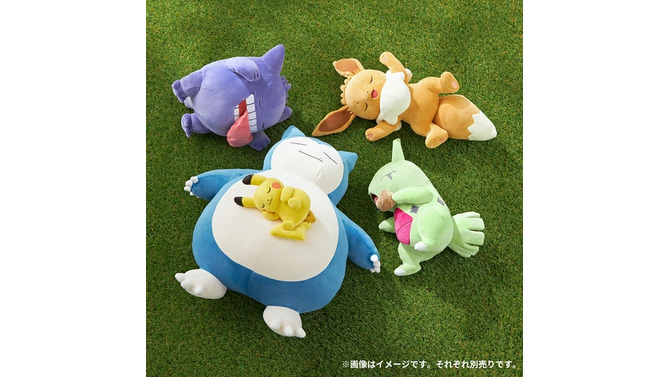 “おなかのうえ寝”をするカビゴン&ピカチュウに癒される！ポケモンたちの寝顔が可愛い、『Pokémon Sleep』新グッズが登場