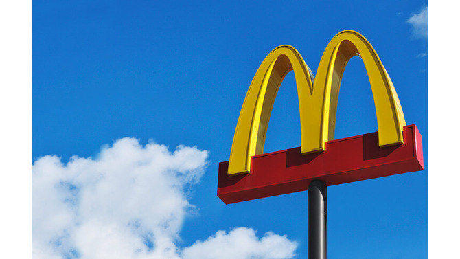「あれ？いつもとなんかちがう？？」マクドナルドが映画「マイクラ」コラボを示唆？ハッピーセットのロゴが“四角く”表現