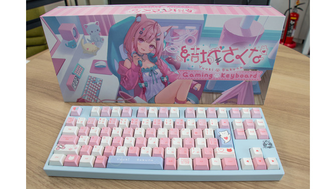 VTuber・結城さくなの推し活するならコレ！ 本人監修ゲーミングキーボード＆マウスパッドをレビュー　サイン入り背面ガラスプレートが嬉しい、ガジェットとしての使用感も◎