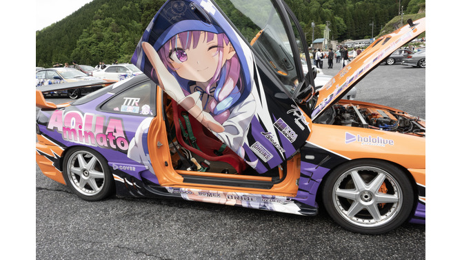 ガルウィングの湊あくあ＆紫咲シオンがイカす！「ホロライブ」「にじさんじ」など奥伊吹に集まったVTuber痛車まとめ【ARCChampionship 2025フォトレポ】