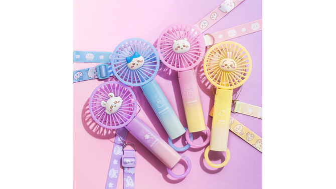 「ちいかわ」夏のレジャーにピッタリな新商品が本日7月4日11時より発売！虹色に光るハンディファン、フローティング防水ケースなど便利なアイテム