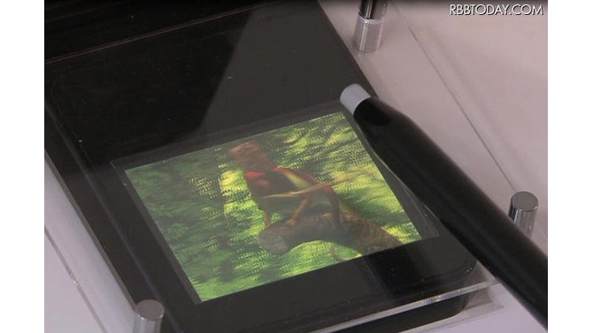 “触る”３D技術。3D映像のカメレオンにペン先をはじき飛ばされる “触る”３D技術。3D映像のカメレオンにペン先をはじき飛ばされる
