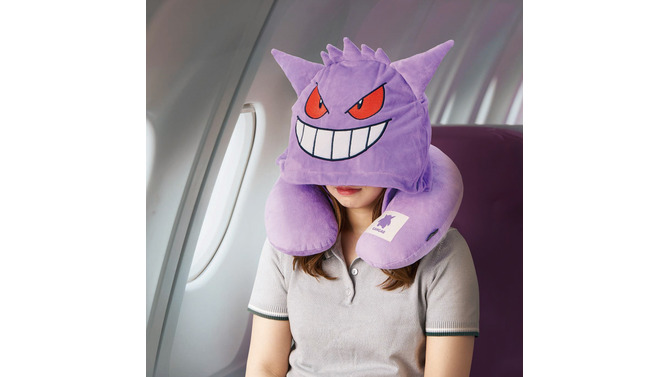 『ポケモン』ゲンガーになりきりながら快適に過ごせる！フード付ネックピローほか、ピカチュウのスーツケースベルトなどトラベルグッズが発売